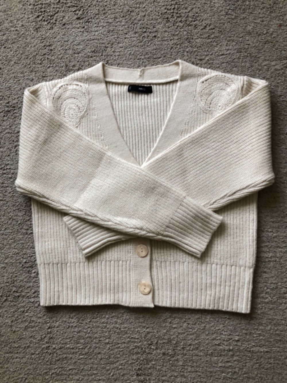 MANGO V- neck Cardigan Sweater.NWOT.